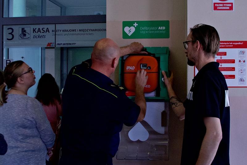 Defibrylator AED już dostępny na dworcu PKP