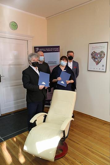 Fotele dla matek karmiących przekazane do lęborskiego szpitala