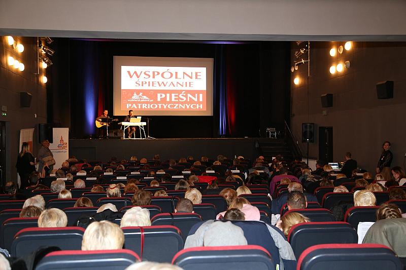 Wspólne Śpiewanie Pieśni Patriotycznych w Kinie “Fregata”