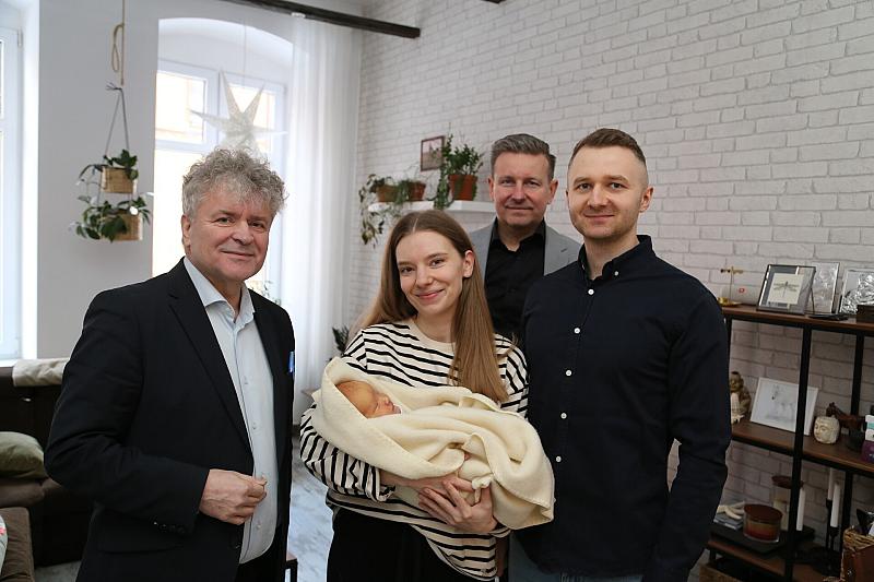 Wizyta u pierwszego urodzonego w 2024 i ostatniego urodzonego w 2023 roku dziecka